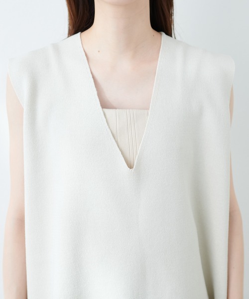 natural couture（ナチュラルクチュール）の「Vネックベスト（ベスト・レディース・オフホワイト/カーキ/ブルー/スミクロ・FREE）」の19枚目の写真