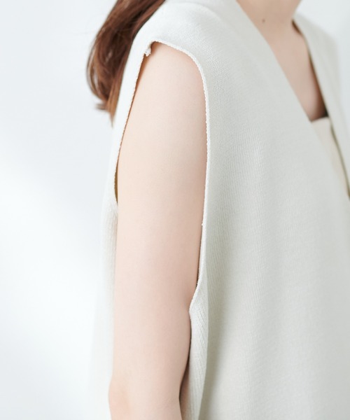 natural couture（ナチュラルクチュール）の「Vネックベスト（ベスト・レディース・オフホワイト/カーキ/ブルー/スミクロ・FREE）」の20枚目の写真