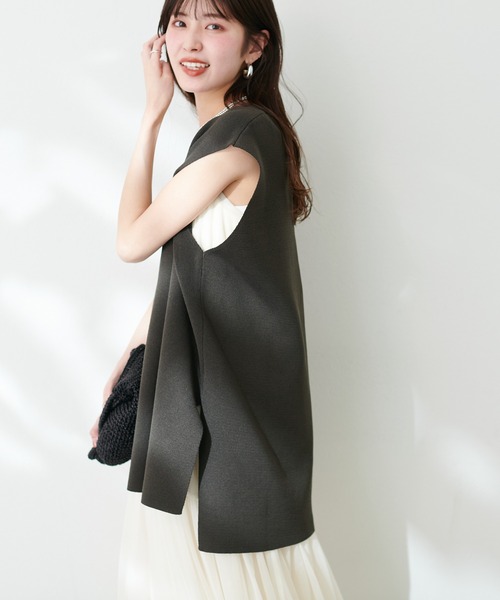 natural couture（ナチュラルクチュール）の「Vネックベスト（ベスト・レディース・オフホワイト/カーキ/ブルー/スミクロ・FREE）」の12枚目の写真