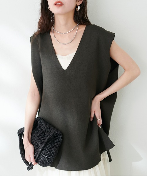 natural couture（ナチュラルクチュール）の「Vネックベスト（ベスト・レディース・オフホワイト/カーキ/ブルー/スミクロ・FREE）」の10枚目の写真