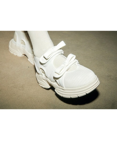epine(エピヌ)の「double ribbon sneaker sandal(サンダル・レディース・ホワイト/ブラック・23/23.5/24/24.5)」の4枚目の写真