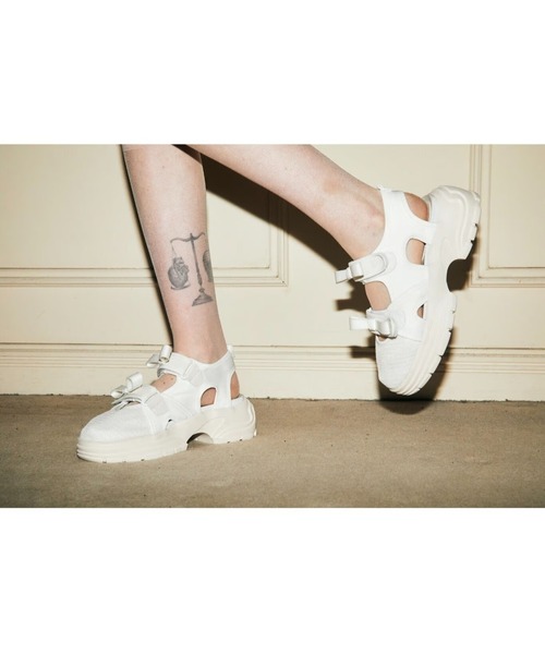 epine(エピヌ)の「double ribbon sneaker sandal(サンダル・レディース・ホワイト/ブラック・23/23.5/24/24.5)」の5枚目の写真