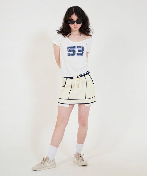 オフショル ナンバーTシャツ TINA：JOJUN TINA：JOJUN（ティーナジョジュン）の「オフショル ナンバーT