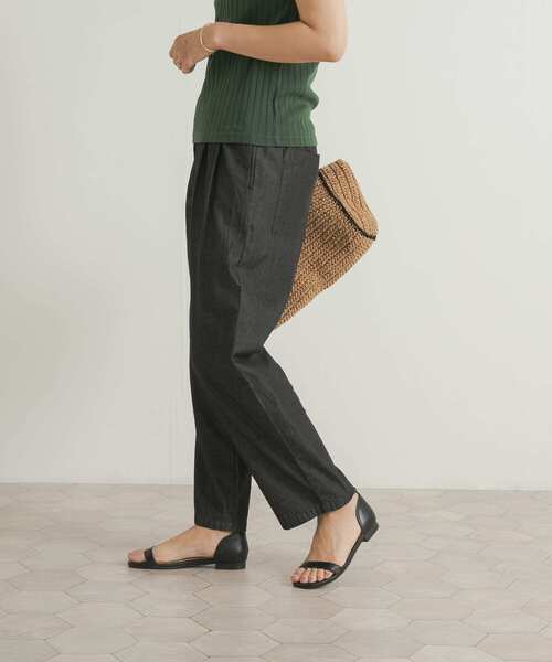 URBAN RESEARCH DOORS（アーバンリサーチドアーズ）の「ライトデニムタックイージーパンツ（デニムパンツ・レディース・ブラック/インディゴブルー・MEDIUM）」の4枚目の写真