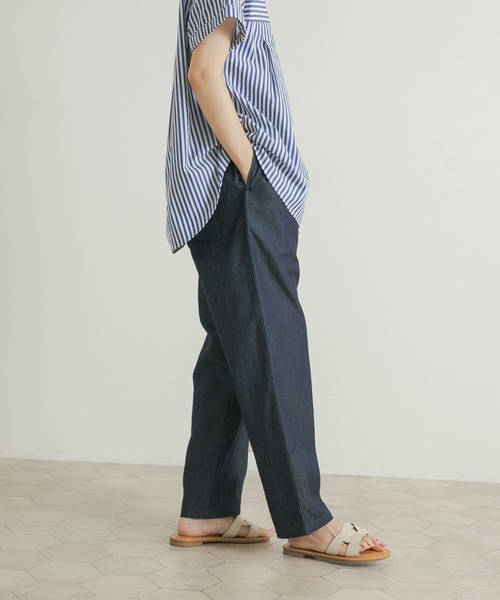 URBAN RESEARCH DOORS（アーバンリサーチドアーズ）の「ライトデニムタックイージーパンツ（デニムパンツ・レディース・ブラック/インディゴブルー・MEDIUM）」の18枚目の写真