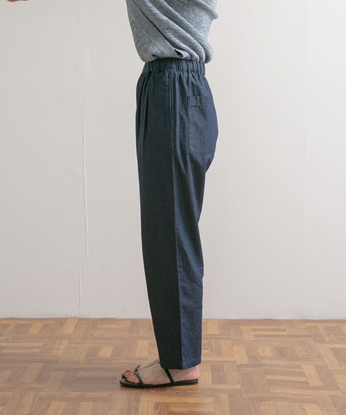 URBAN RESEARCH DOORS（アーバンリサーチドアーズ）の「ライトデニムタックイージーパンツ（デニムパンツ・レディース・ブラック/インディゴブルー・MEDIUM）」の12枚目の写真