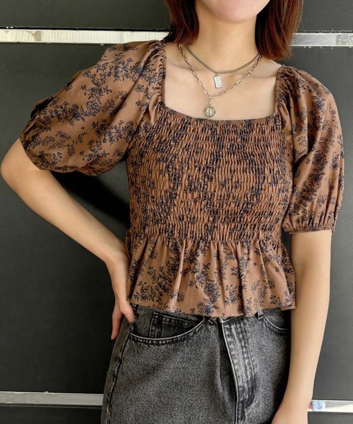 GORGE(ゴージ)の「《ボタニカル柄×シャーリング》レディース 半袖ブラウス フェミニン ガーリー 春夏秋(シャツ/ブラウス・レディース・アイボリー/ブラック/ブラウン・F)」の1枚目の写真