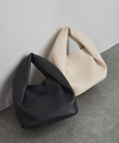 Reurie'（レウリィ）の「ラウンドハンドバッグ / ミニバッグ 大人カジュアル シンプル きれいめ 韓国 お呼ばれ アイボリー 白 ホワイト ブラック 黒（ショルダーバッグ・レディース・アイボリー/ブラック・FREE）」の3枚目の写真