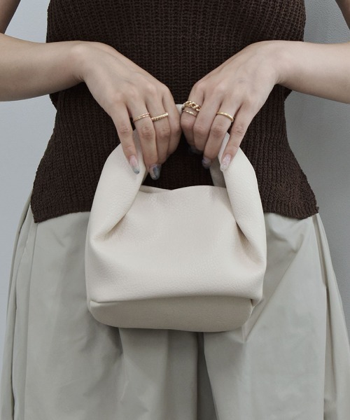 Reurie'（レウリィ）の「ラウンドハンドバッグ / ミニバッグ 大人カジュアル シンプル きれいめ 韓国 お呼ばれ アイボリー 白 ホワイト ブラック 黒（ショルダーバッグ・レディース・アイボリー/ブラック・FREE）」の4枚目の写真