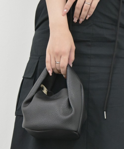 Reurie'（レウリィ）の「ラウンドハンドバッグ / ミニバッグ 大人カジュアル シンプル きれいめ 韓国 お呼ばれ アイボリー 白 ホワイト ブラック 黒（ショルダーバッグ・レディース・アイボリー/ブラック・FREE）」の5枚目の写真