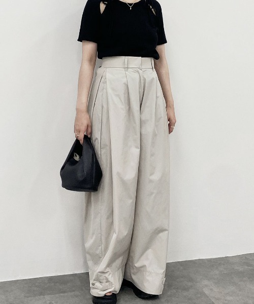 Reurie'（レウリィ）の「ラウンドハンドバッグ / ミニバッグ 大人カジュアル シンプル きれいめ 韓国 お呼ばれ アイボリー 白 ホワイト ブラック 黒（ショルダーバッグ・レディース・アイボリー/ブラック・FREE）」の8枚目の写真