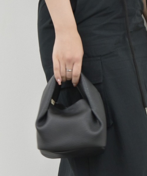Reurie'（レウリィ）の「ラウンドハンドバッグ / ミニバッグ 大人カジュアル シンプル きれいめ 韓国 お呼ばれ アイボリー 白 ホワイト ブラック 黒（ショルダーバッグ・レディース・アイボリー/ブラック・FREE）」の7枚目の写真