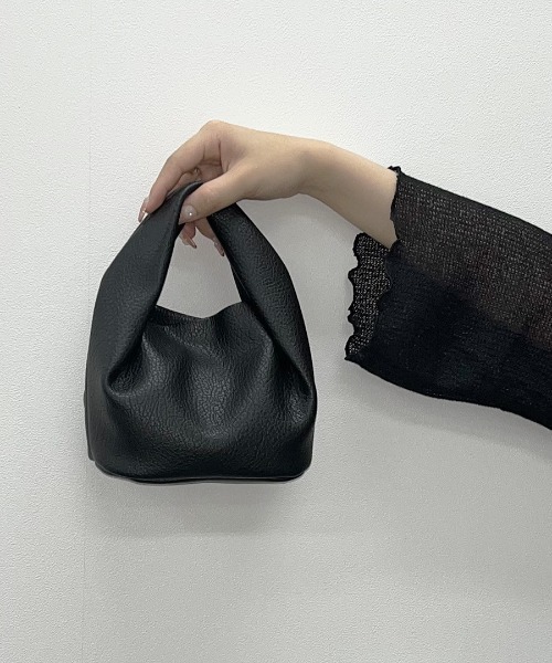 Reurie'（レウリィ）の「ラウンドハンドバッグ / ミニバッグ 大人カジュアル シンプル きれいめ 韓国 お呼ばれ アイボリー 白 ホワイト ブラック 黒（ショルダーバッグ・レディース・アイボリー/ブラック・FREE）」の19枚目の写真