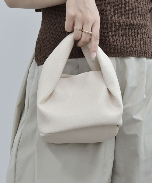 Reurie'（レウリィ）の「ラウンドハンドバッグ / ミニバッグ 大人カジュアル シンプル きれいめ 韓国 お呼ばれ アイボリー 白 ホワイト ブラック 黒（ショルダーバッグ・レディース・アイボリー/ブラック・FREE）」の16枚目の写真