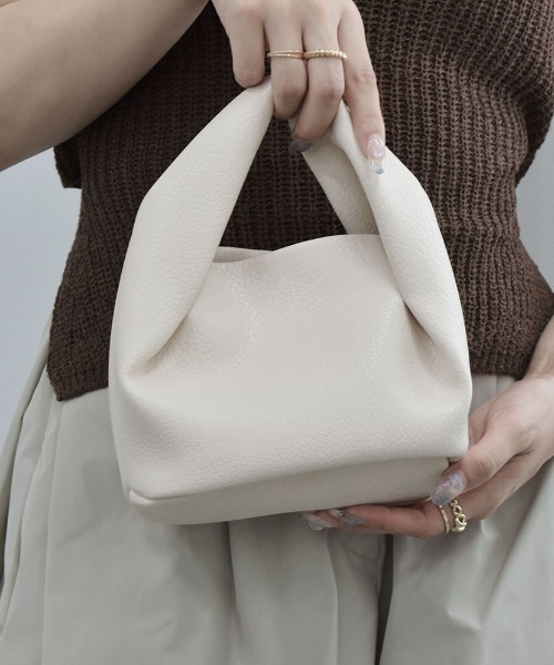 Reurie'（レウリィ）の「ラウンドハンドバッグ / ミニバッグ 大人カジュアル シンプル きれいめ 韓国 お呼ばれ アイボリー 白 ホワイト ブラック 黒（ショルダーバッグ・レディース・アイボリー/ブラック・FREE）」の6枚目の写真