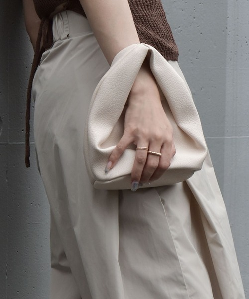 Reurie'（レウリィ）の「ラウンドハンドバッグ / ミニバッグ 大人カジュアル シンプル きれいめ 韓国 お呼ばれ アイボリー 白 ホワイト ブラック 黒（ショルダーバッグ・レディース・アイボリー/ブラック・FREE）」の17枚目の写真