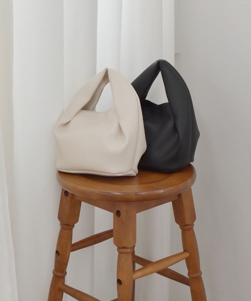 Reurie'（レウリィ）の「ラウンドハンドバッグ / ミニバッグ 大人カジュアル シンプル きれいめ 韓国 お呼ばれ アイボリー 白 ホワイト ブラック 黒（ショルダーバッグ・レディース・アイボリー/ブラック・FREE）」の9枚目の写真