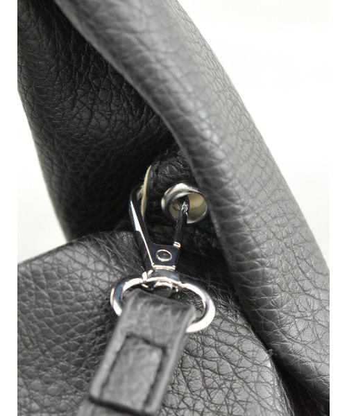 Reurie'（レウリィ）の「ラウンドハンドバッグ / ミニバッグ 大人カジュアル シンプル きれいめ 韓国 お呼ばれ アイボリー 白 ホワイト ブラック 黒（ショルダーバッグ・レディース・アイボリー/ブラック・FREE）」の15枚目の写真