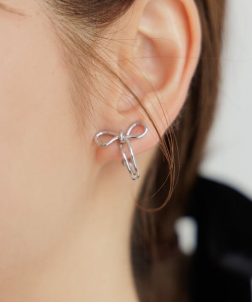 flower(フラワー)の「デイリーリボンイヤリング(イヤリング・レディース・シルバー/ゴールド・FREE)」の2枚目の写真