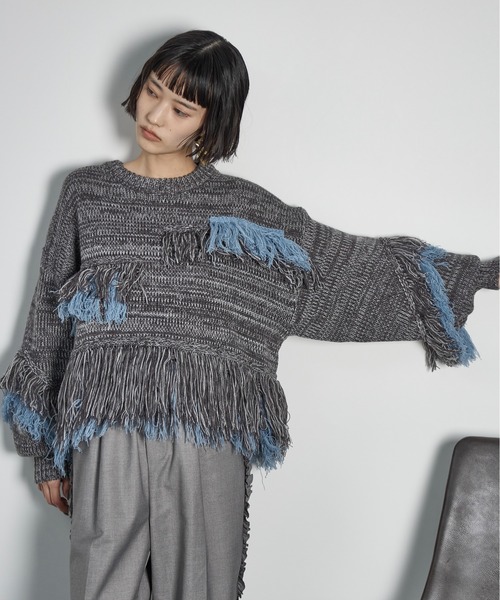 THE YOn(ザヨン)の「フリンジアクセントメランジニットプルオーバー(ニット/セーター・レディース・アイボリー/チャコールグレー/コーラル・FREE)」の1枚目の写真