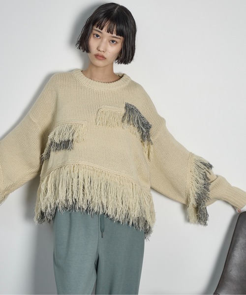 THE YOn(ザヨン)の「フリンジアクセントメランジニットプルオーバー(ニット/セーター・レディース・アイボリー/チャコールグレー/コーラル・FREE)」の5枚目の写真