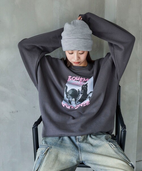 PUBLUX(パブリュクス)の「Bohemian Chop/ボヘミアンチョップ スリーキャット プリントスウェット 限定展開(スウェット・レディース・ネイビー/アッシュグレー/チャコールグレー・L/M/S)」の6枚目の写真