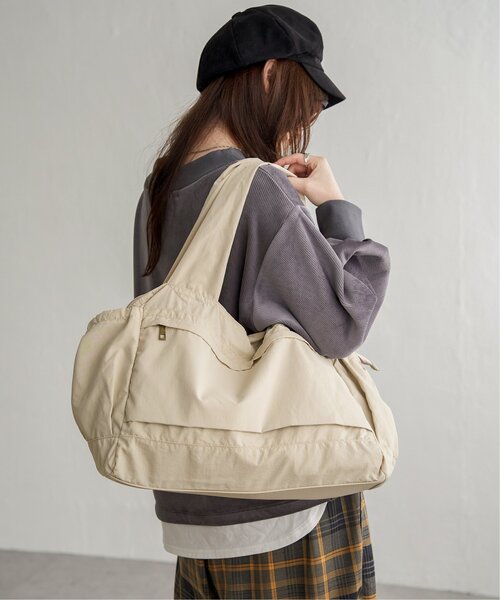 LBC(エルビーシー)の「撥水ワッシャーキャリーオンボストンバッグ(ボストンバッグ・レディース・チャコール/ベージュ/グリーン/モカ・FREE)」の8枚目の写真