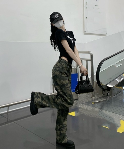 Ritzy(リッツィー)の「アニマル迷彩柄 ワイドストレートパンツ(その他パンツ・レディース・アニマル・L/M/XL/S)」の4枚目の写真