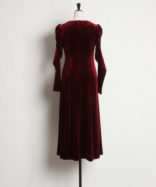 tocco closet(トッコ クローゼット)の「ストーン付きパワーショルダーカットベロアワンピース(ワンピース・レディース・ボルドー/ブラック/ネイビー・M)」の10枚目の写真