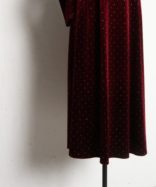 tocco closet(トッコ クローゼット)の「ストーン付きパワーショルダーカットベロアワンピース(ワンピース・レディース・ボルドー/ブラック/ネイビー・M)」の6枚目の写真