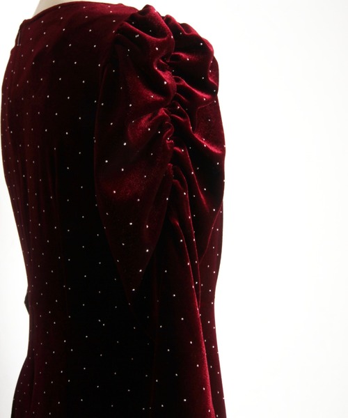 tocco closet(トッコ クローゼット)の「ストーン付きパワーショルダーカットベロアワンピース(ワンピース・レディース・ボルドー/ブラック/ネイビー・M)」の5枚目の写真