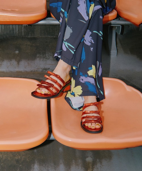 ROSE BUD(ローズバッド)の「(piu comoda)PIU COMODA RIBBON SANDAL(サンダル・レディース・ブラック/レッド・37/38/36)」の2枚目の写真