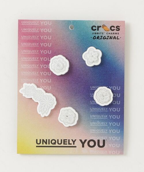 crocs(クロックス)の「crocs White Elegant Floral 5 Pack / クロックス ホワイト エレガント フローラル 5 パック(シューズアクセサリー・メンズ・マルチ・FREE)」の1枚目の写真