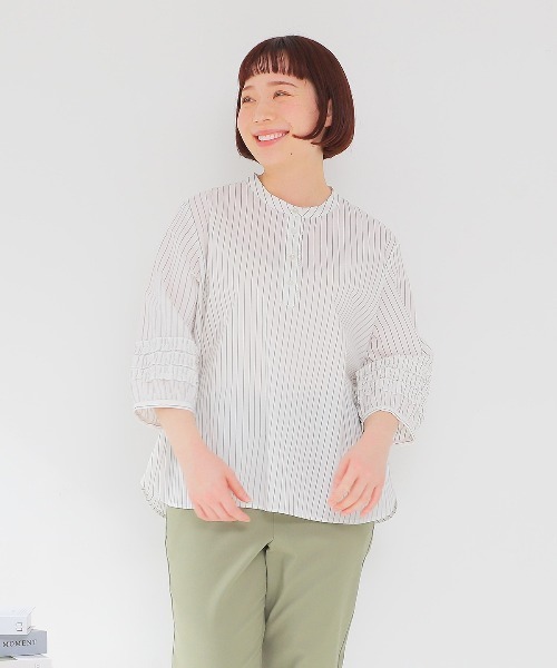 MB mint breeze(エムビーミントブリーズ)の「【L~6L 大きいサイズ】フリルスリーブバンドカラーブラウス(シャツ/ブラウス・レディース・オフホワイト/ホワイト×ブラック/ライトグリーン/ネイビー・LL/3L/4L/5L/6L)」の2枚目の写真