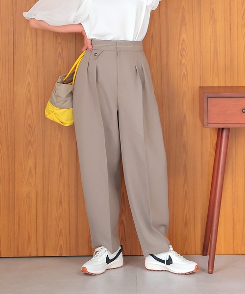 Jines(ジネス)の「ナチュラルカービータックパンツ(その他パンツ・レディース・ベージュ/ネイビー/ブラウン・38)」の2枚目の写真