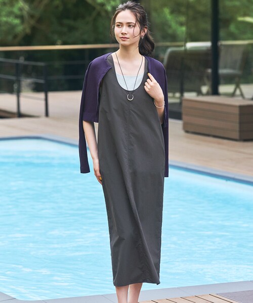 23区 L(ニジュウサンクオオキイサイズ)の「【SLOW/一部店舗限定】UVカット/撥水/接触冷感 ナイロンタスランタフタ ワンピース(ワンピース・レディース・グレー系/ベージュ系・44/46)」の2枚目の写真