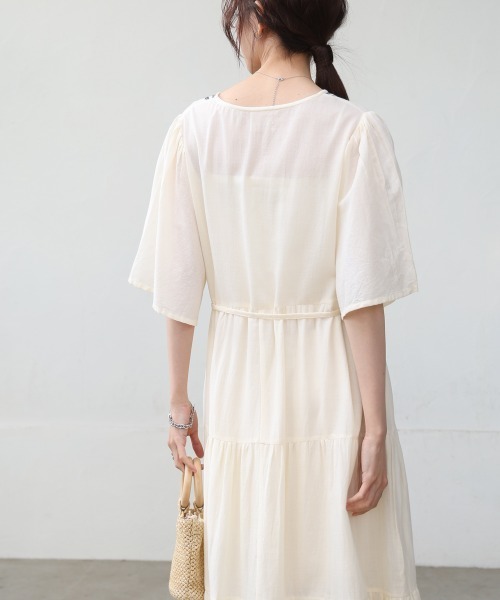 Bab(バブ)の「【S・Mサイズ展開】袖フレアーティアード刺繍ワンピース(ワンピース・レディース・ベージュ/ブラック/アイボリー・M/S)」の12枚目の写真