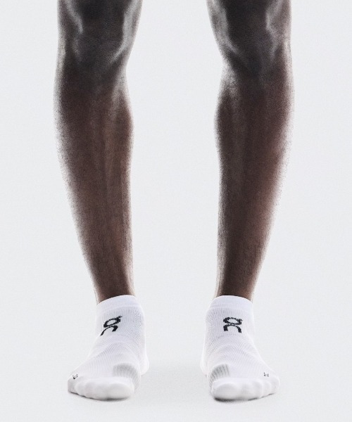 On（オン）の「On/オン  Performance Run Sock Low（ソックス/靴下・メンズ・ホワイト/ブラック・M/S）」の2枚目の写真