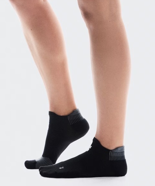 On（オン）の「On/オン  Performance Run Sock Low（ソックス/靴下・メンズ・ホワイト/ブラック・M/S）」の7枚目の写真