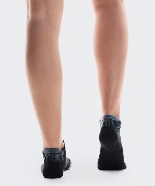 On（オン）の「On/オン  Performance Run Sock Low（ソックス/靴下・メンズ・ホワイト/ブラック・M/S）」の8枚目の写真