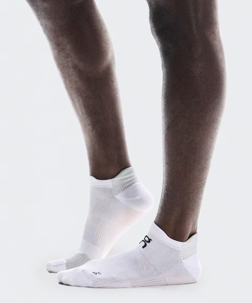 On（オン）の「On/オン  Performance Run Sock Low（ソックス/靴下・メンズ・ホワイト/ブラック・M/S）」の4枚目の写真