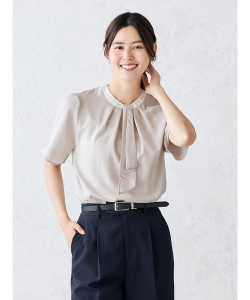 Perfect Suit FActory(パーフェクトスーツファクトリー)の「プリーツボウタイブラウス オフホワイト/サックス/ベージュ(Tシャツ/カットソー・レディース・ベージュ/サックスブルー/オフホワイト・M/L/S)」の1枚目の写真