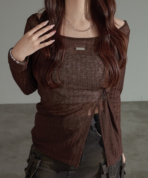 apres jour mignon（アプレジュールミニョン）の「スリット入りワンショルトップス【ZOZOTOWN限定アイテム】（Tシャツ/カットソー・レディース・オフホワイト/チャコールグレー/ブラウン系その他/ブラック・フリー/X-LARGE）」の4枚目の写真