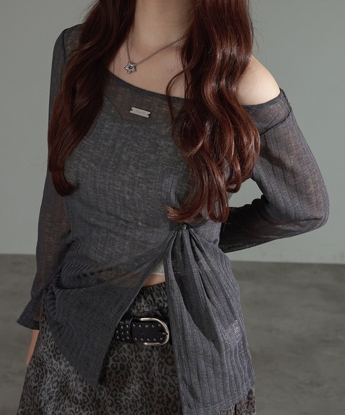 apres jour mignon（アプレジュールミニョン）の「スリット入りワンショルトップス【ZOZOTOWN限定アイテム】（Tシャツ/カットソー・レディース・オフホワイト/チャコールグレー/ブラウン系その他/ブラック・フリー/X-LARGE）」の3枚目の写真