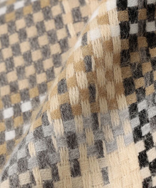 CORNILLON（コルニヨン）の「P.CORNILLON:〈手洗い可能〉マルチカラー チェック ストール（マフラー・レディース・ホワイト/ワイン/キャメル・ONE SIZE）」の6枚目の写真