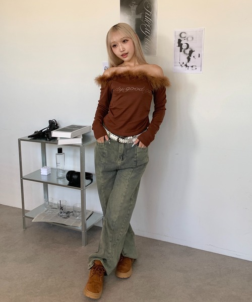 lilful(リルフル)の「オフショルフェイクファーラインストーンロゴギャザーロンT(Tシャツ/カットソー・レディース・ブラウン/アイボリー・M/S)」の15枚目の写真