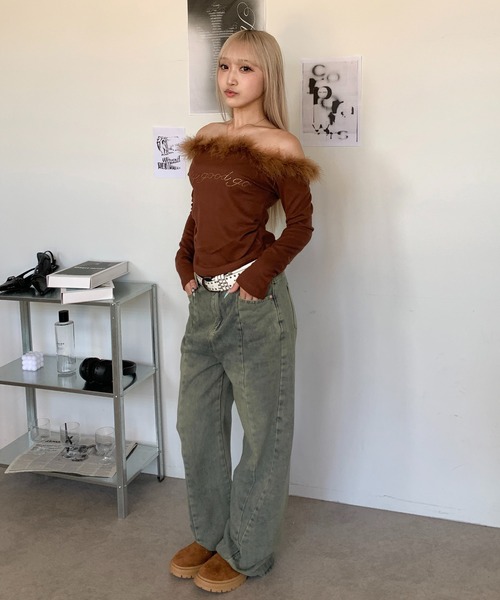lilful(リルフル)の「オフショルフェイクファーラインストーンロゴギャザーロンT(Tシャツ/カットソー・レディース・ブラウン/アイボリー・M/S)」の16枚目の写真