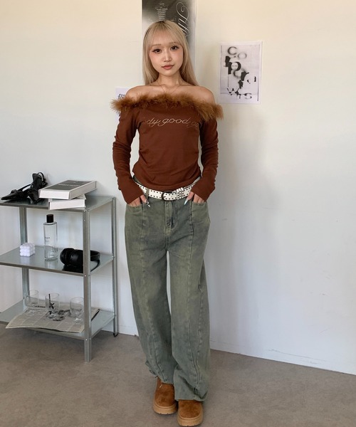 lilful(リルフル)の「オフショルフェイクファーラインストーンロゴギャザーロンT(Tシャツ/カットソー・レディース・ブラウン/アイボリー・M/S)」の7枚目の写真