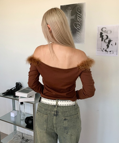 lilful(リルフル)の「オフショルフェイクファーラインストーンロゴギャザーロンT(Tシャツ/カットソー・レディース・ブラウン/アイボリー・M/S)」の13枚目の写真