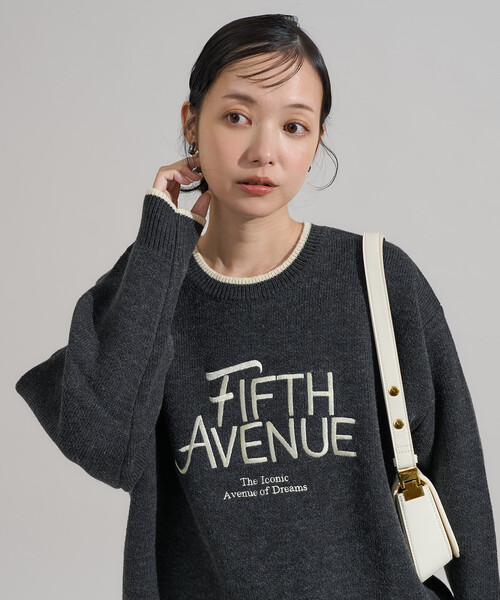 FREAK'S STORE(フリークスストア)の「配色ロゴ刺繍ニット 限定展開(ニット/セーター・レディース・ブラウン/グレー/オフホワイト/ピンク/チャコール・フリ-)」の4枚目の写真